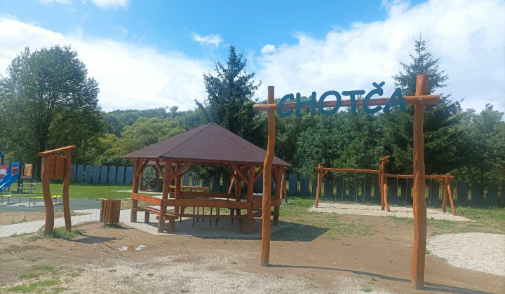 Výstavba detského inkluzívneho ihriska RODINKA v obci Chotča